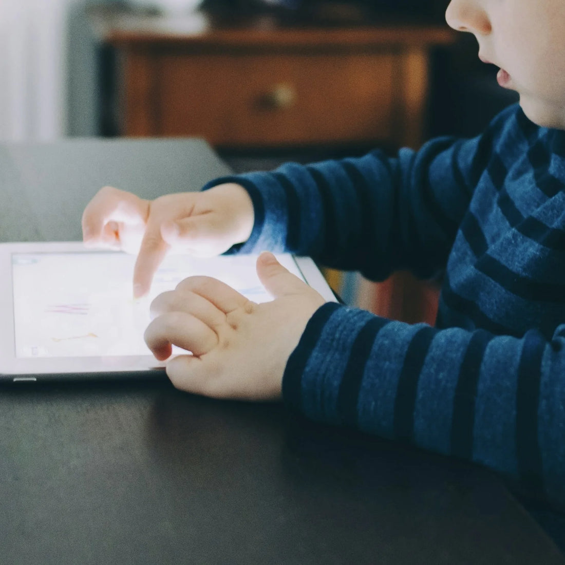 bebé con una pantalla