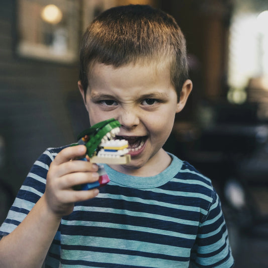 niño enseñando los dientes