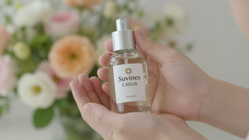 Bebé con colonia Suavinex y flores.