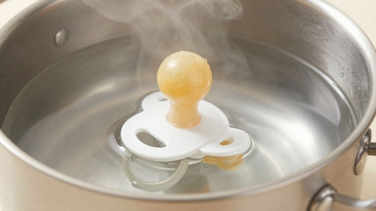Chupete esterilizándose en agua hirviendo.