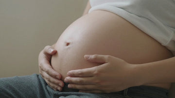 Barriga de embarazada de 28 semanas en el tercer trimestre.