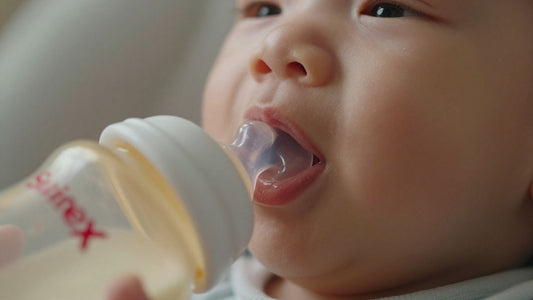 Bebé succionando tetina Suavinex en posición correcta.