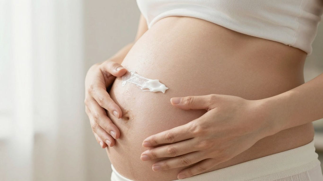 Mujer embarazada aplicándose crema antiestrías en el vientre.