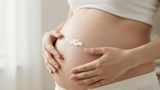 Mujer embarazada aplicándose crema antiestrías en el vientre.