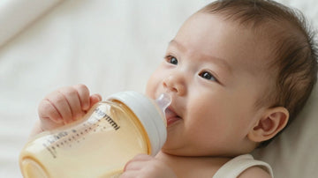 Bebé feliz con biberón Happymami natural.