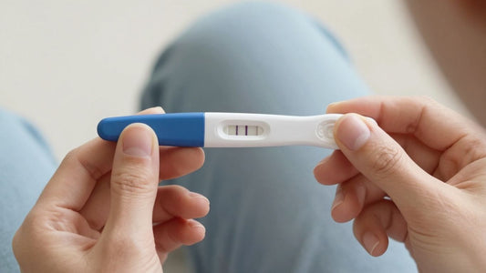 Mujer sosteniendo una prueba de embarazo positiva.