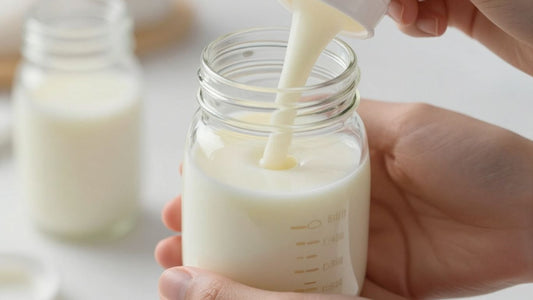 Botella de leche materna en manos cuidadosas.