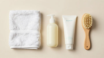 Kit de higiene para bebés con toalla, jabón, loción y termómetro.
