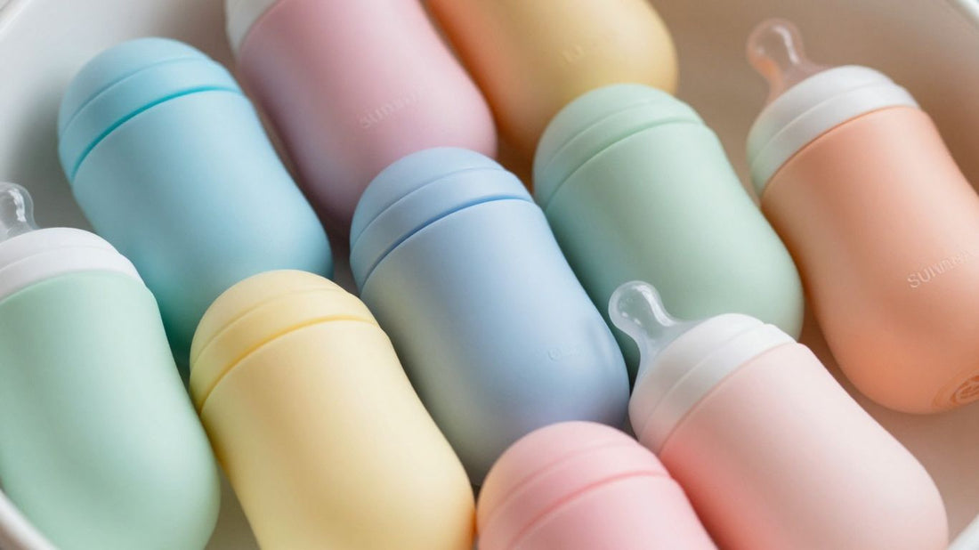 Biberones Suavinex de colores pastel para bebés.
