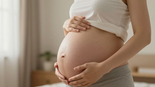 Mujer embarazada de 32 semanas acariciando su vientre.