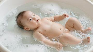 Bebé relajado en una piscina de spa.