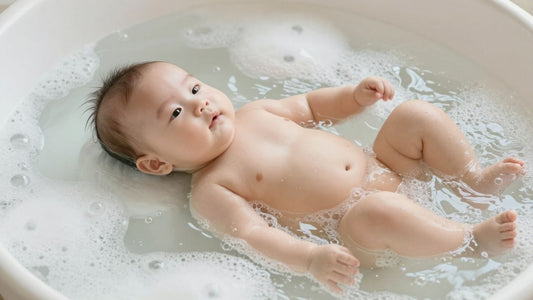 Bebé relajado en una piscina de spa.