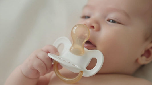 Chupete de látex Suavinex anatómico para bebé.