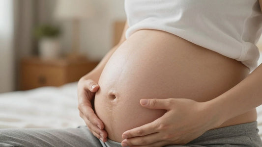 Mujer embarazada tocando su abdomen con línea alba.