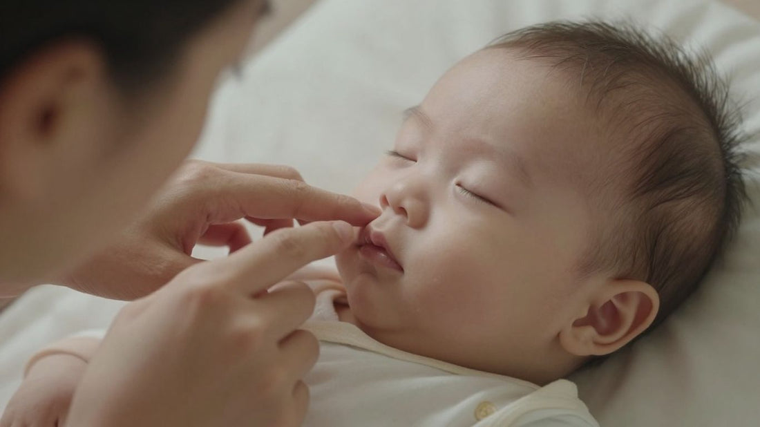Bebé con fiebre siendo cuidado por un padre.