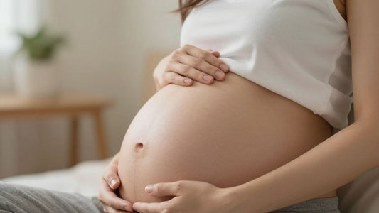 Mujer embarazada tocando su vientre con ternura.