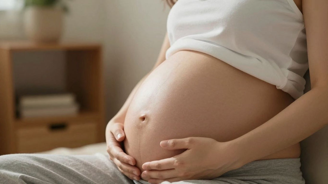 Mujer embarazada de 15 semanas acariciando su vientre.