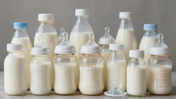 Bebés bebiendo leche artificial de biberones.