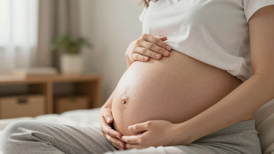 Mujer embarazada acariciando su vientre en la semana 22.