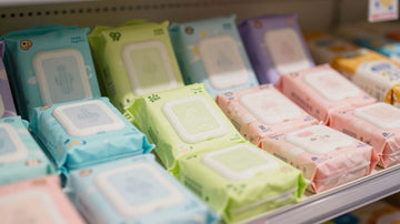 Paquetes de toallitas para bebés en estante de Carrefour.