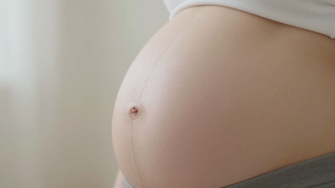 Línea alba en el vientre de una mujer embarazada.