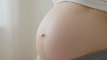 Línea alba en el vientre de una mujer embarazada.