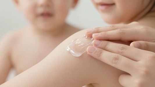 Gel Suavinex aplicado en la piel de un bebé.