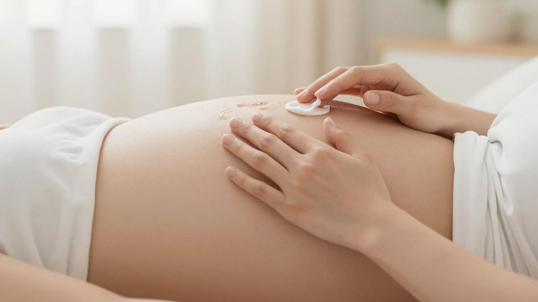 Crema antiestrías para embarazo en piel de mujer embarazada.