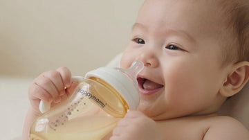 Bebé feliz con biberón Happymami.