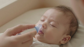 Bebé durmiendo mientras se usa aspirador nasal.