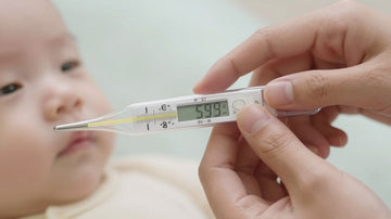 Termómetro mostrando fiebre en un bebé.