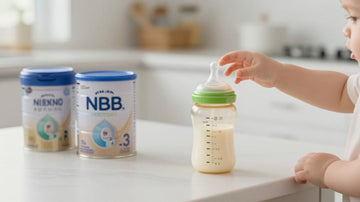 Latas de leche de fórmula y biberones en una cocina.