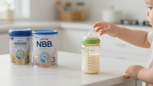 Latas de leche de fórmula y biberones en una cocina.