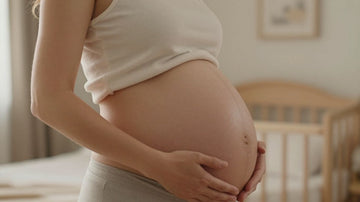 Mujer embarazada de 32 semanas acariciando su vientre.