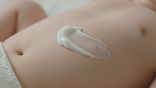 Crema de pañal Suavinex aplicada suavemente en la piel del bebé.