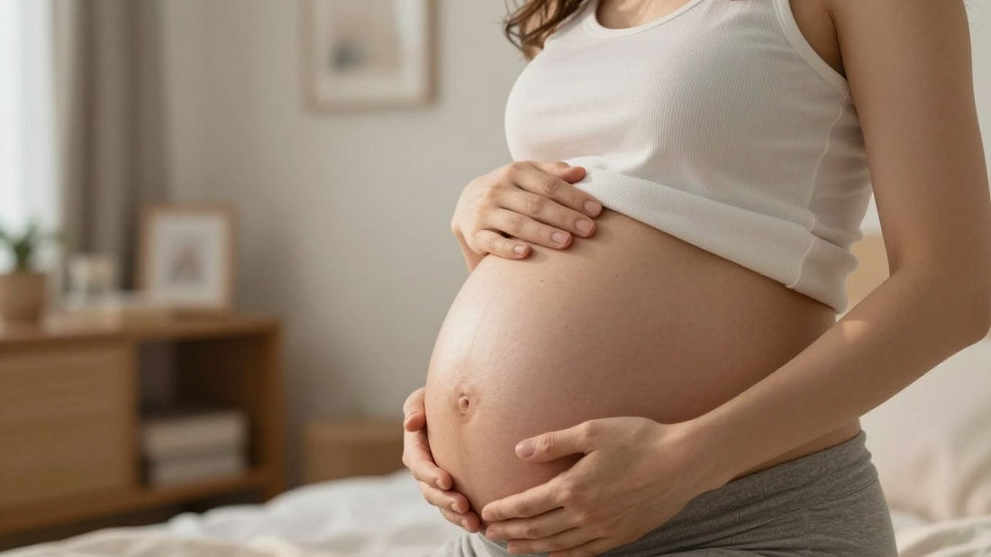 Mujer embarazada acariciando su vientre en la semana 30.