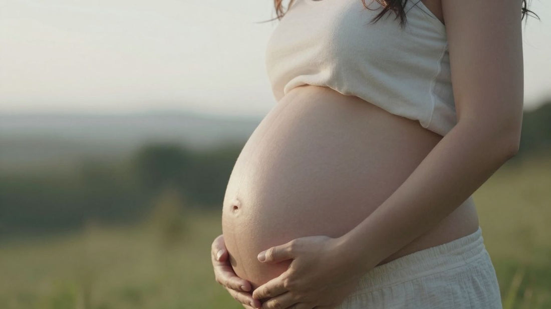 Mujer embarazada tocando su vientre con esperanza.