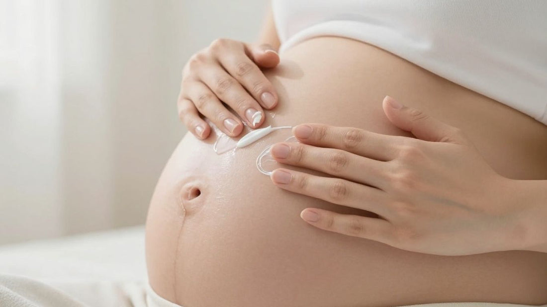 Crema antiestrías para embarazadas en aplicación suave.