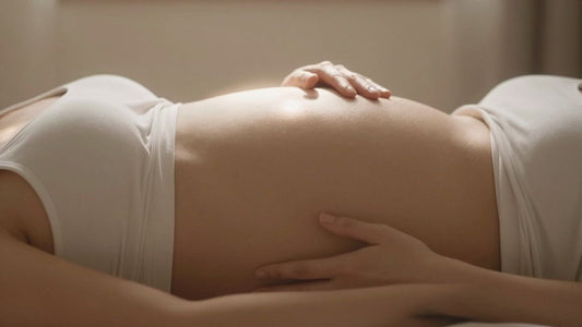 Mujer embarazada acariciando su vientre con ternura.