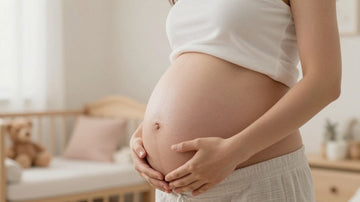 Mujer embarazada en la semana 33 acariciando su vientre.
