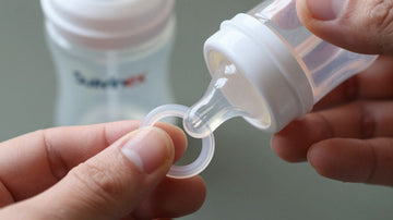 Colocando la tetina Suavinex en el biberón.