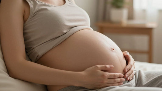 Mujer embarazada tocando su vientre con esperanza.