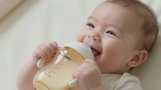 Bebé feliz con biberón Happymami.