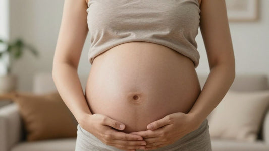 Mujer embarazada de 29 semanas acariciando su vientre.