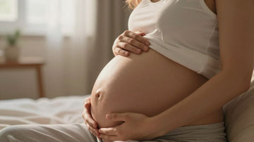 Mujer embarazada acariciando su vientre en la semana 23.