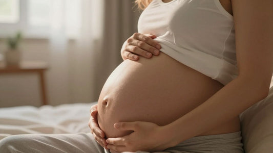Mujer embarazada acariciando su vientre en la semana 23.
