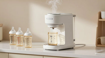 Máquina para hacer biberones moderna en una cocina.