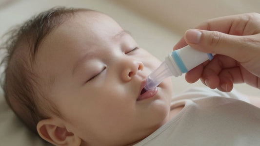 Padre usando aspirador nasal en bebé dormido.