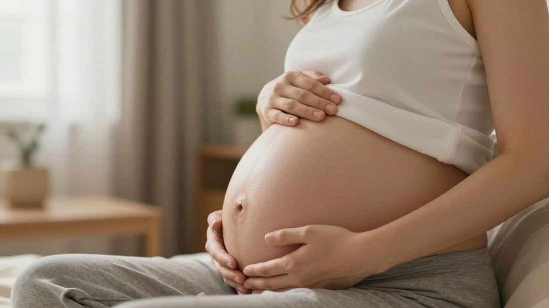 Mujer embarazada acariciando su vientre en la semana 32.