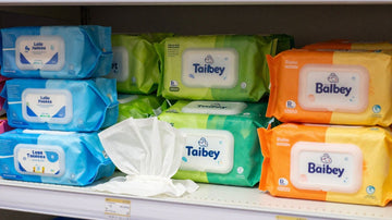 Paquetes de toallitas para bebés en estante de Carrefour.